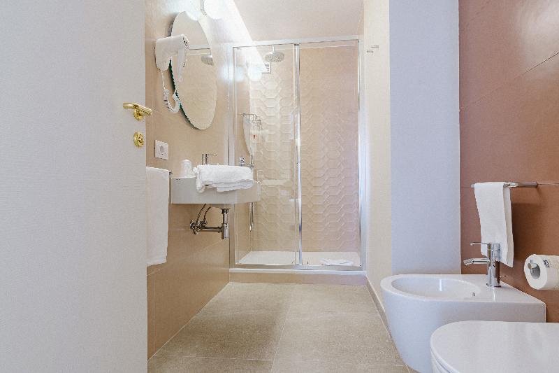 标准单人间, Lilia