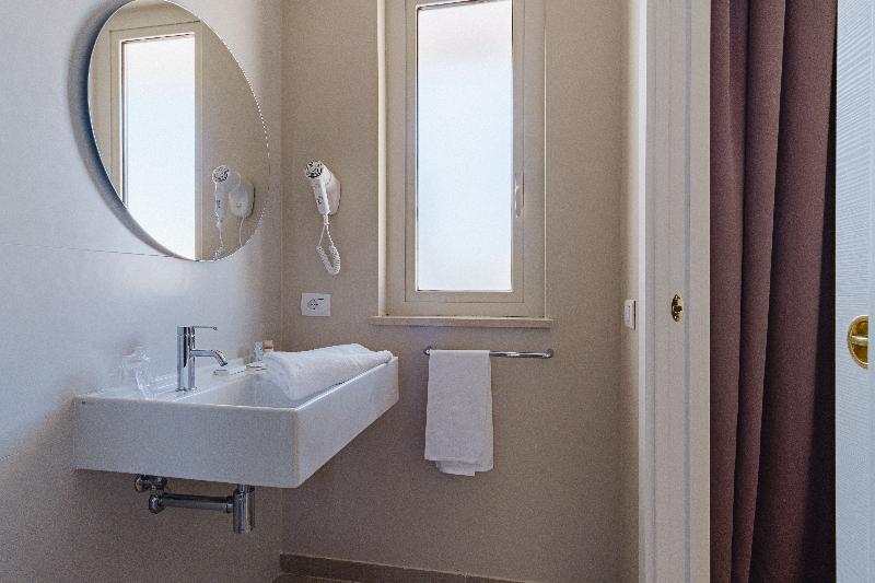 标准单人间, Lilia