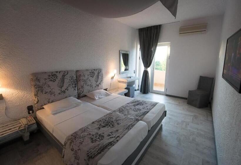 بنجلو قياسى, Long Beach Hotel & Resort
