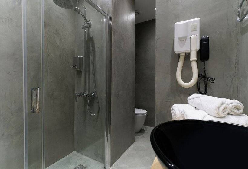 غرفة قياسية, Piraeus City