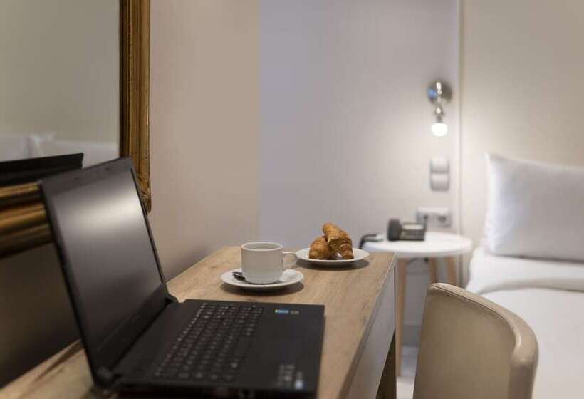 غرفة قياسية مزوَّدة بشُرفة, Piraeus City