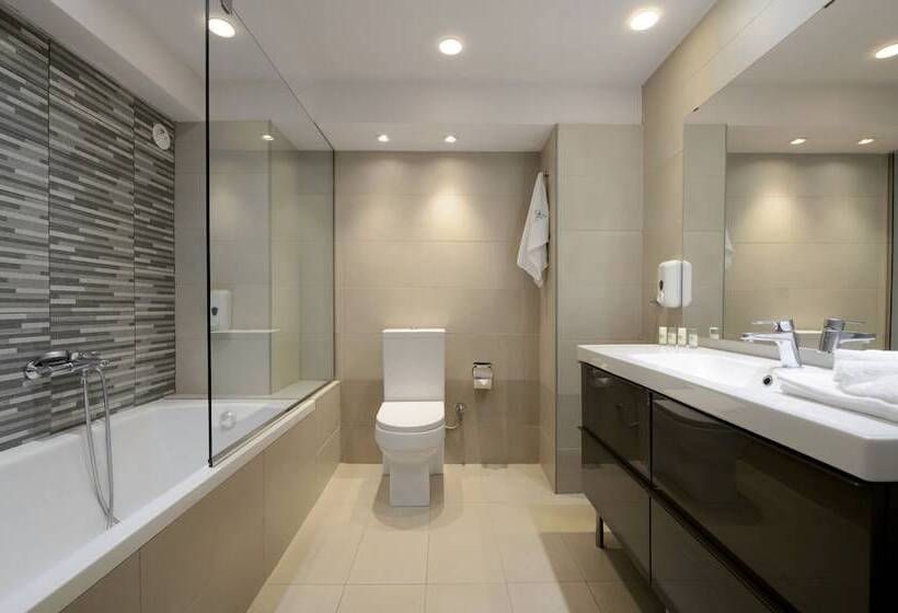 غرفة عائلية, Piraeus City