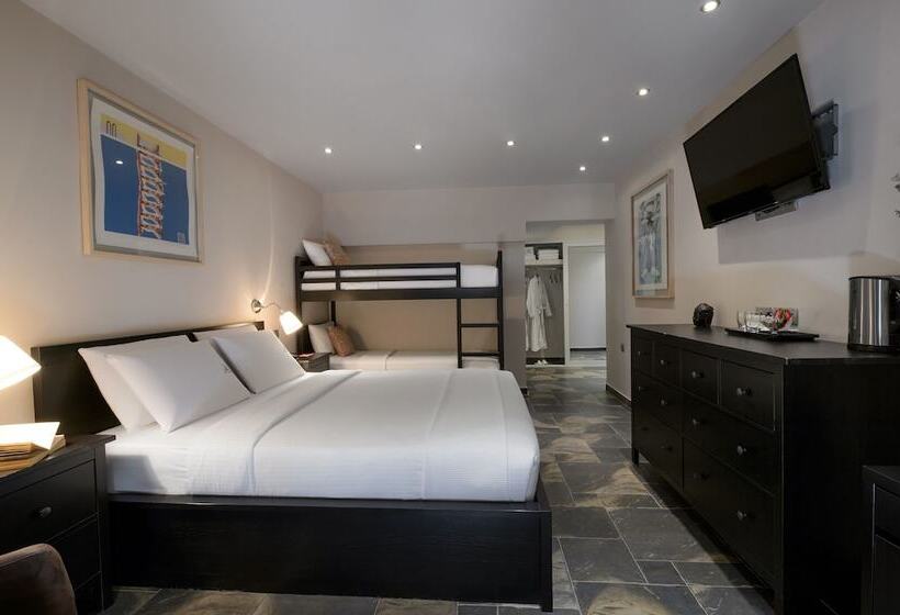 غرفة عائلية, Piraeus City