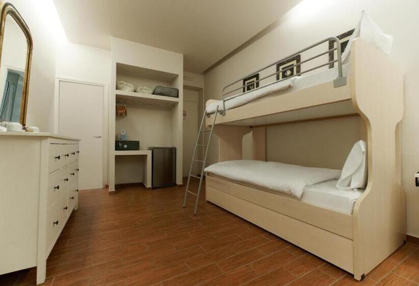 غرفة عائلية, Piraeus City