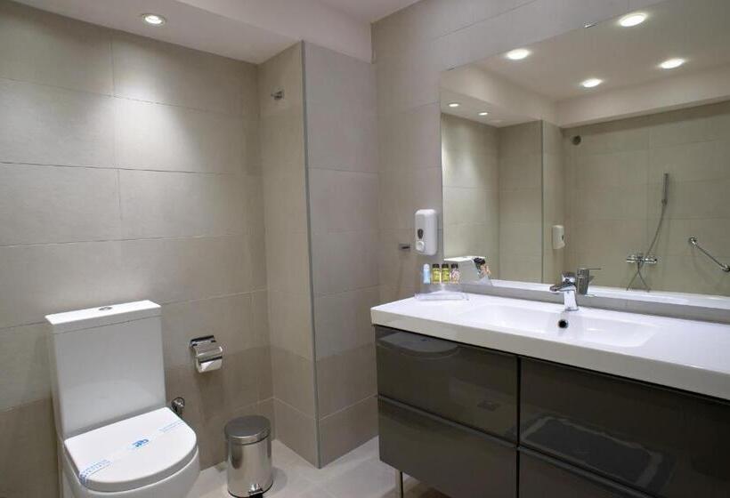 غرفة عائلية, Piraeus City