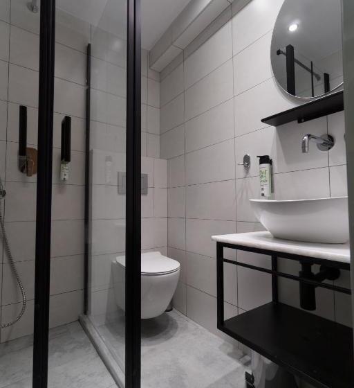 غرفة قياسية مزوَّدة بشُرفة, Piraeus City