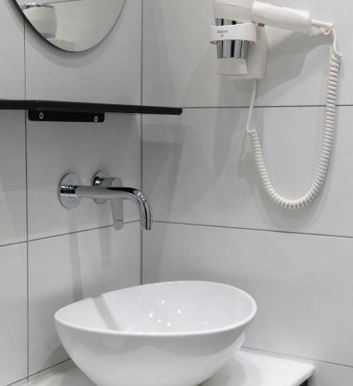 غرفة قياسية مزوَّدة بشُرفة, Piraeus City