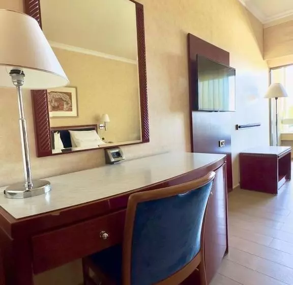 اتاق استاندارد با چشم‌انداز استخر, Rodos Palace