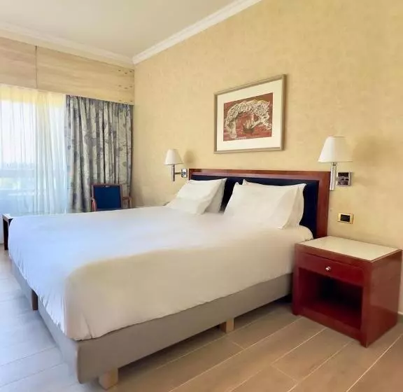 اتاق استاندارد با چشم‌انداز استخر, Rodos Palace