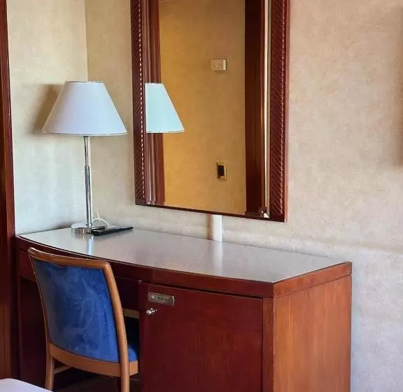 اتاق استاندارد با چشم‌انداز استخر, Rodos Palace