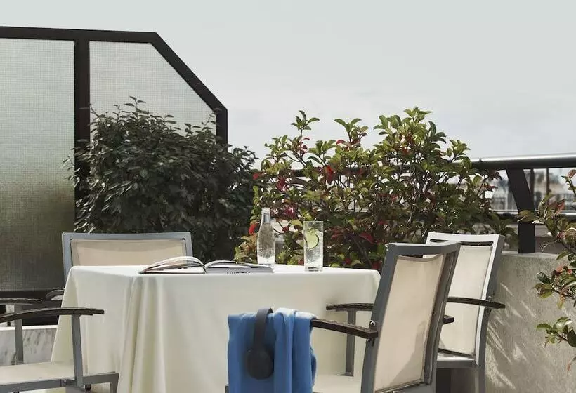 Perhehuone, Novotel Athens