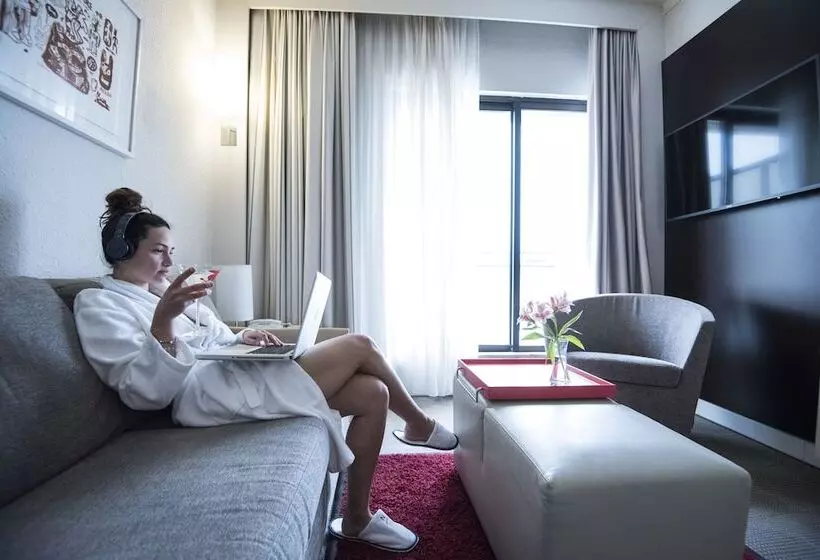 Perhehuone, Novotel Athens