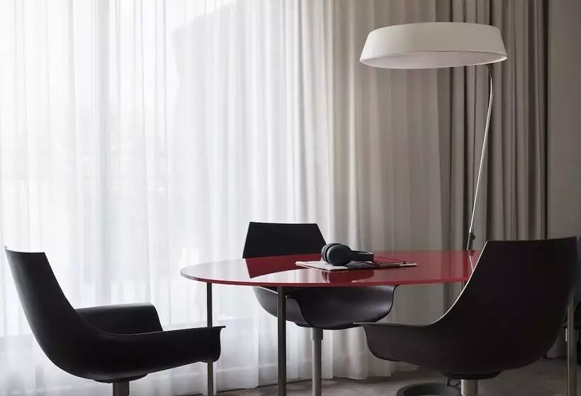 Perhehuone, Novotel Athens