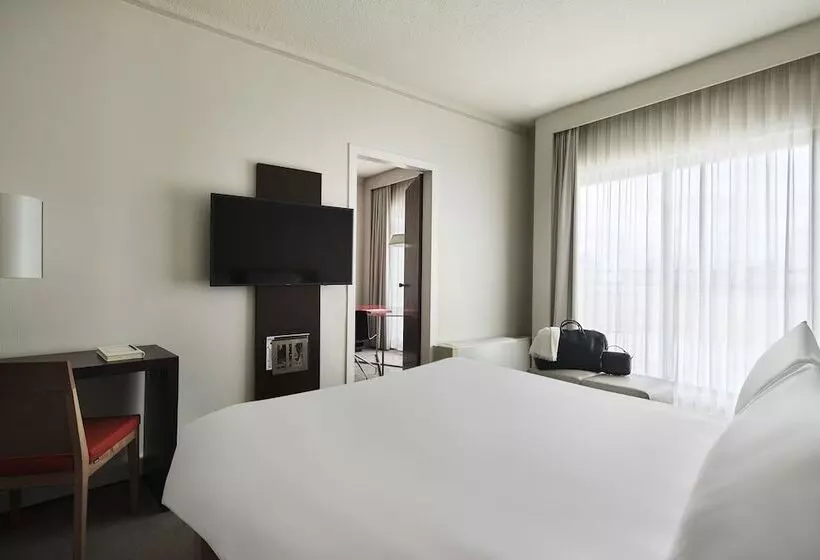 Perhehuone, Novotel Athens