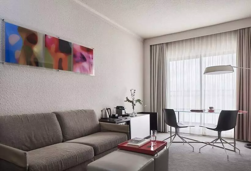 Perhehuone, Novotel Athens