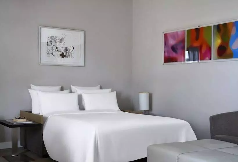 Perhehuone, Novotel Athens