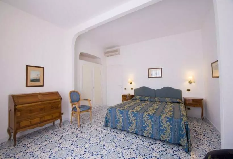 اتاق استاندارد با بالکن و چشمانداز دریا, Grand Hotel Excelsior