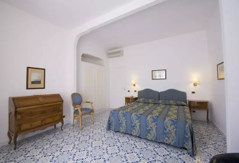 اتاق استاندارد با بالکن و چشمانداز دریا, Grand Hotel Excelsior