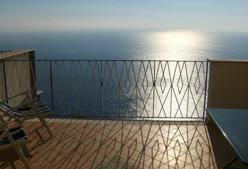 اتاق استاندارد با بالکن و چشمانداز دریا, Grand Hotel Excelsior
