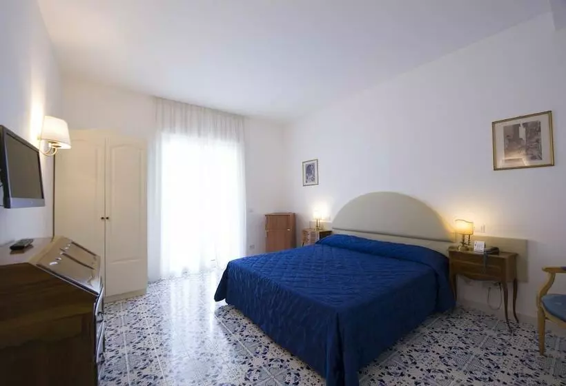 اتاق سوپریور با چشمانداز دریا و بالکن, Grand Hotel Excelsior