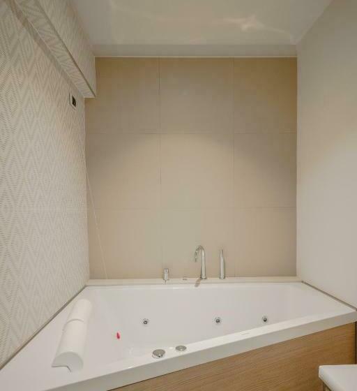 デラックスジュニアスイート, Corte Rosada