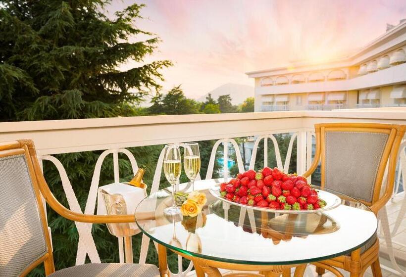 جناح جونيور, Due Torri