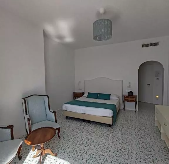 اتاق کلاسیک با چشمانداز دریا, Grand Hotel Excelsior