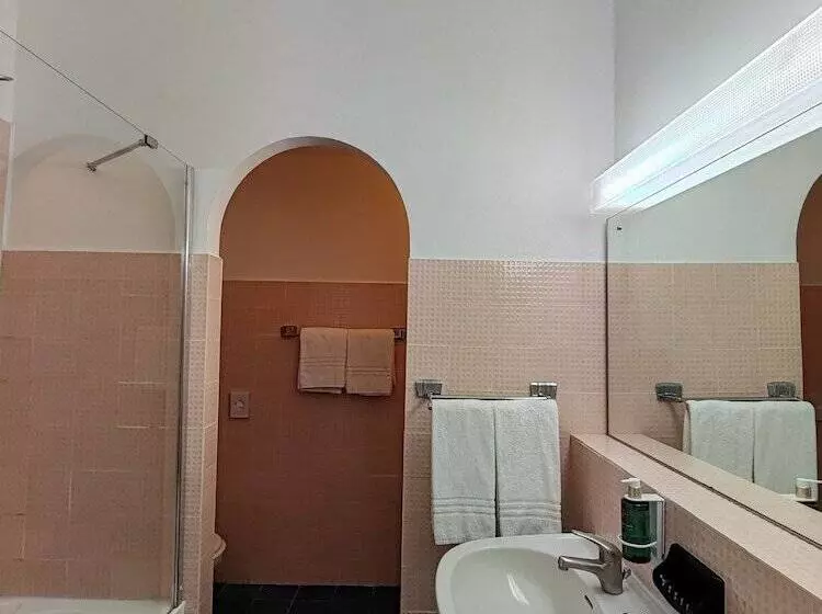 اتاق استاندارد با بالکن و چشمانداز دریا, Grand Hotel Excelsior