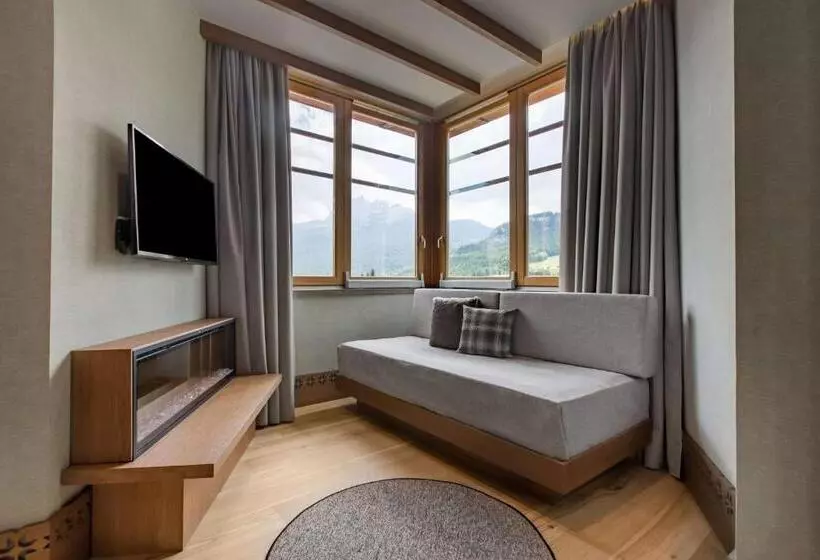 سوئیت جونیور با چشم‌انداز, Grand Hotel Savoia Cortina D Ampezzo, A Radisson Collection