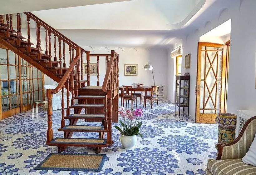 Villa 3 Makuuhuonetta, Scalinatella