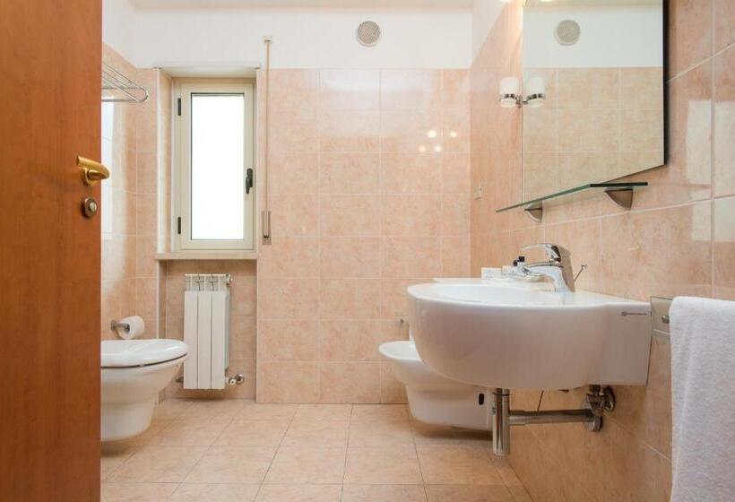 اتاق استاندارد یک نفره, Royal