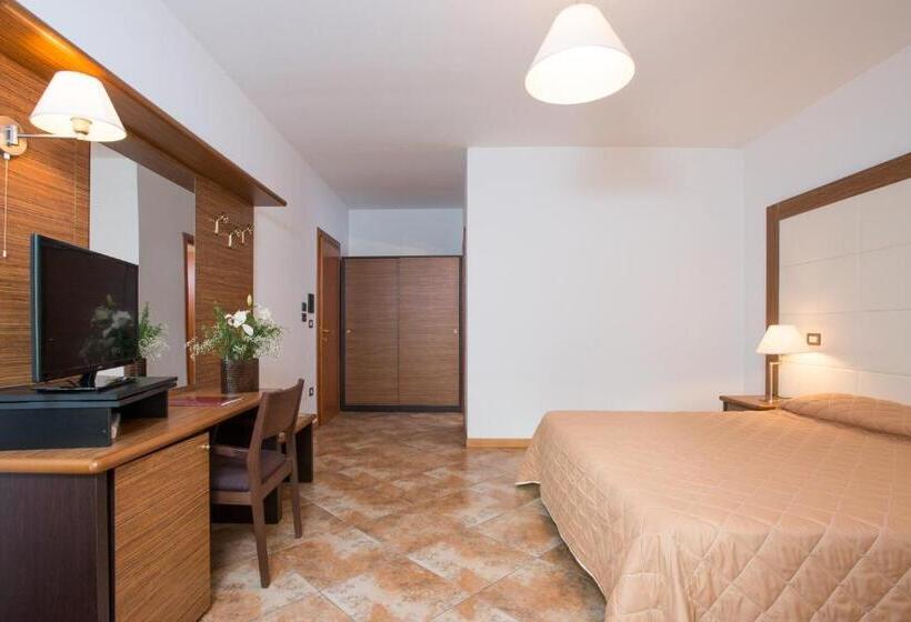 اتاق استاندارد سه نفره, Royal