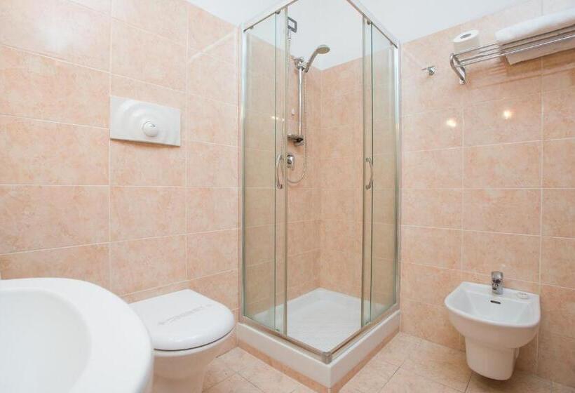 اتاق استاندارد سه نفره, Royal