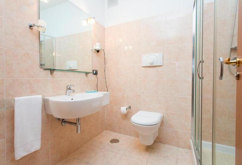 اتاق استاندارد سه نفره, Royal