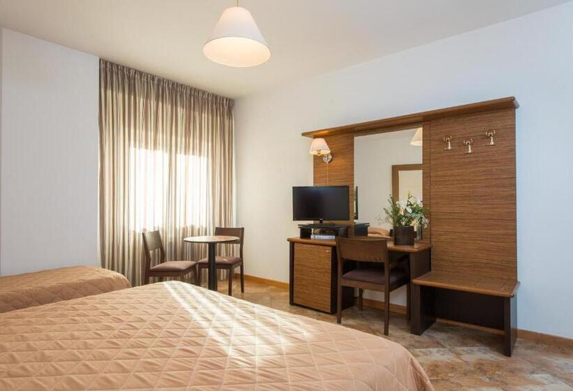 اتاق استاندارد سه نفره, Royal