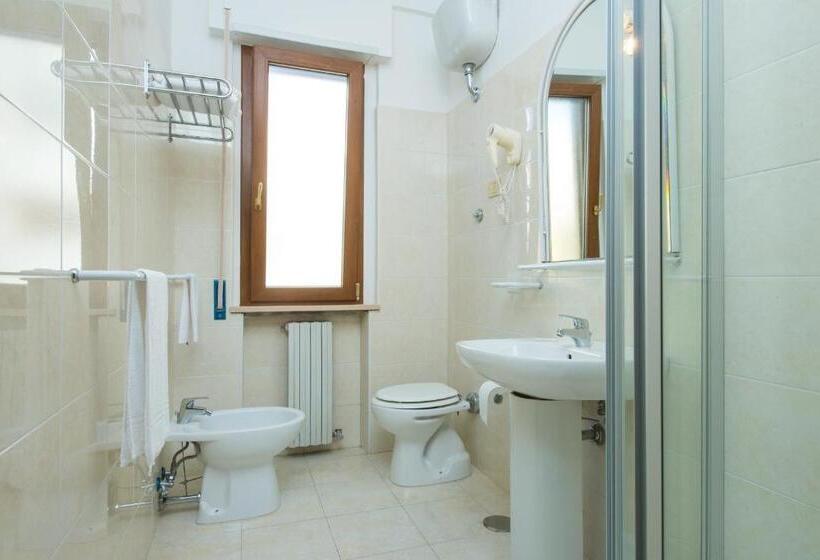 Economy Triple Room, Royal