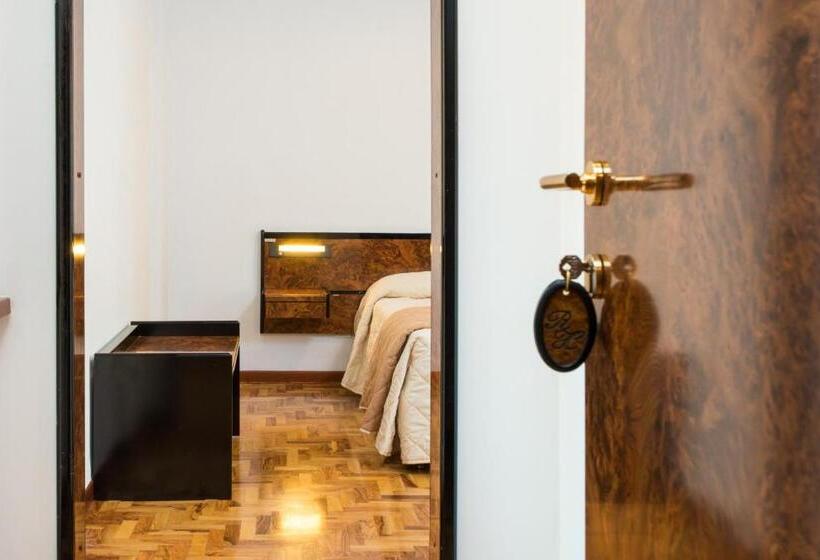 Economy Triple Room, Royal