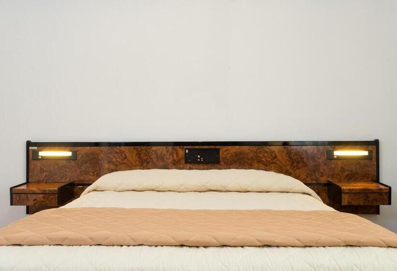 Economy Triple Room, Royal