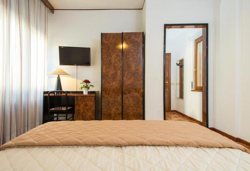 Economy Triple Room, Royal