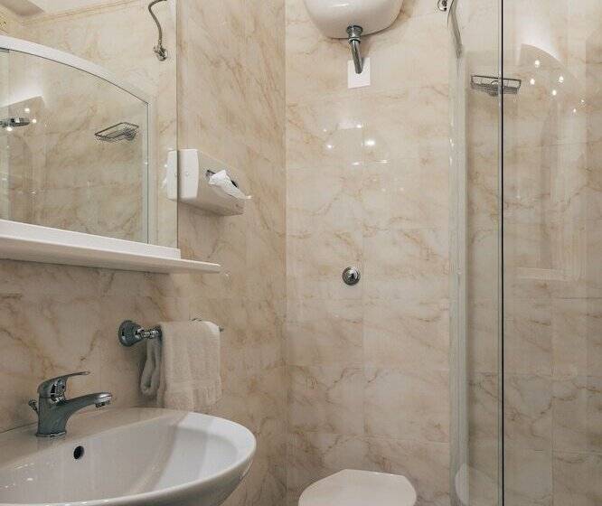 غرفة كلاسيكية ثلاثية, San Luca