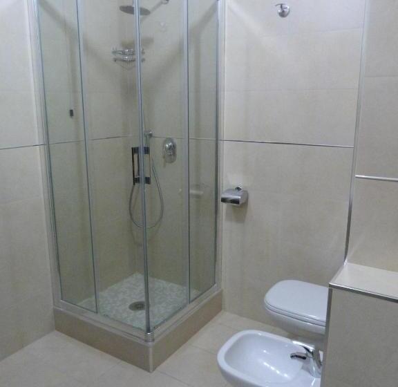 标准三人间, Aurora