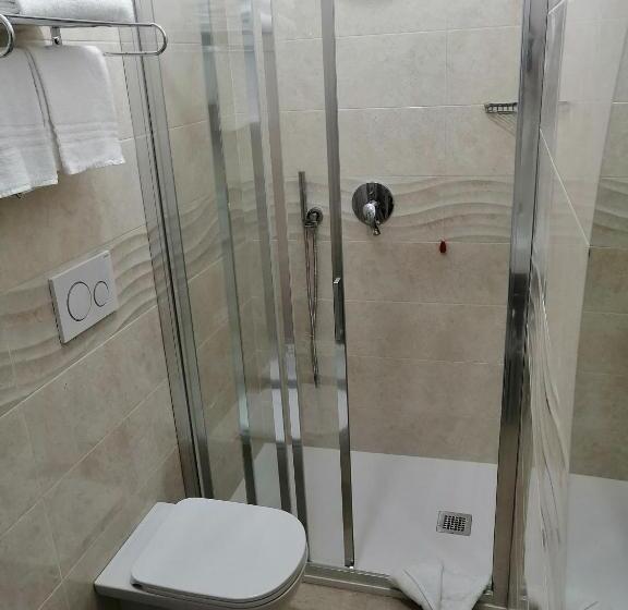 标准三人间, Aurora