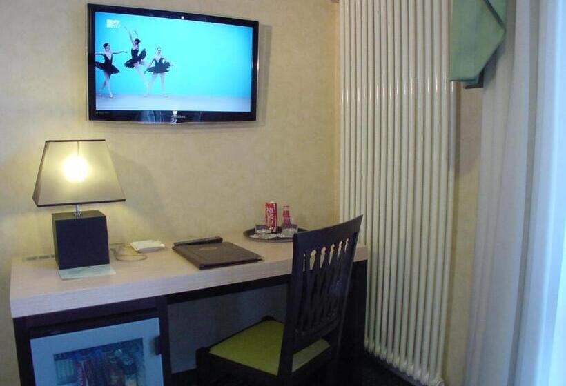 اتاق استاندارد یک نفره, Don Abbondio