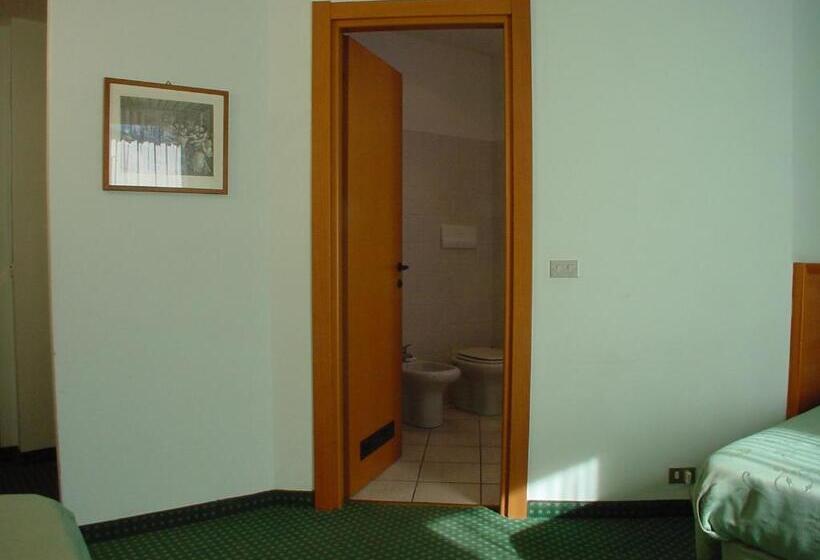 اتاق استاندارد, Don Abbondio