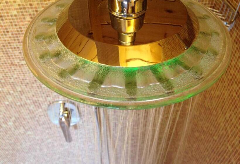 اتاق استاندارد چهار تخته, Don Abbondio