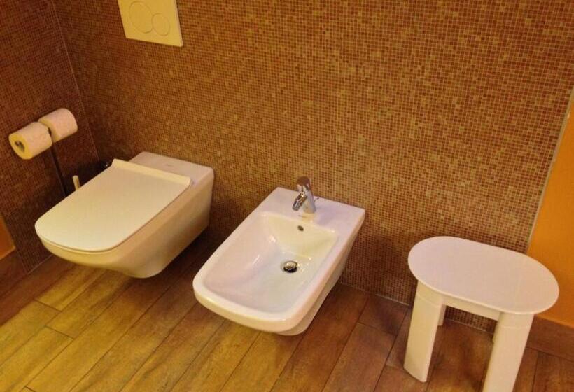 اتاق استاندارد چهار تخته, Don Abbondio