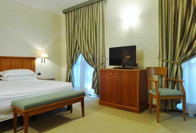 סוויטת ג'וניור, Excelsior Magenta