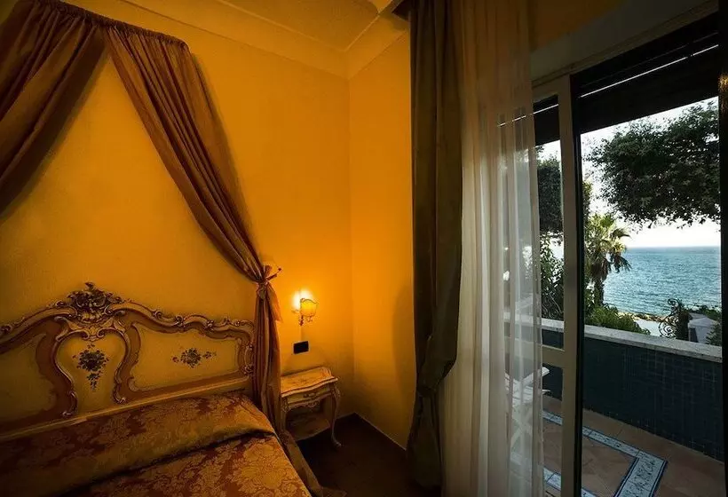 海の見えるダブルベッドスタンダードルーム, Grande Albergo Miramare