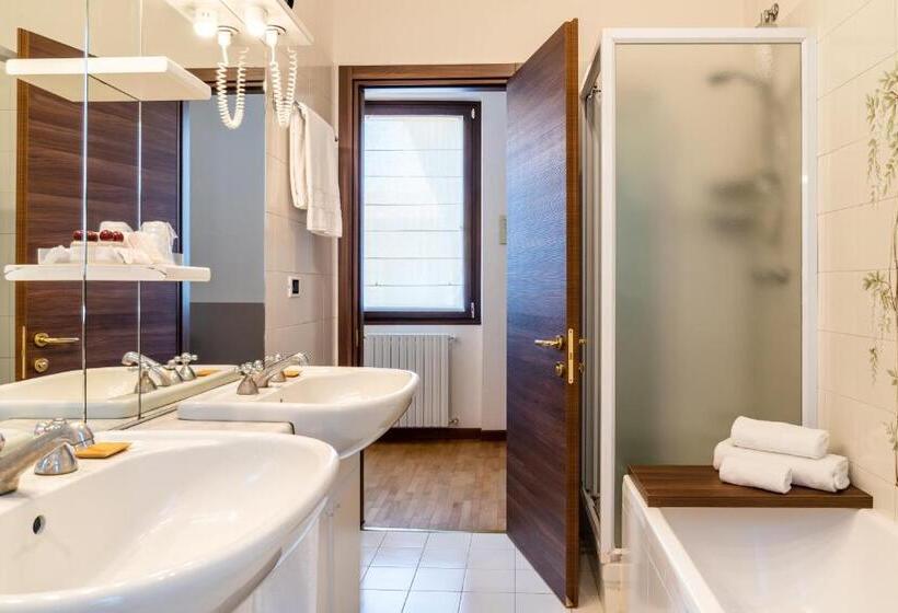 غرفة قياسية ثلاثية, La Corte Di Lurago