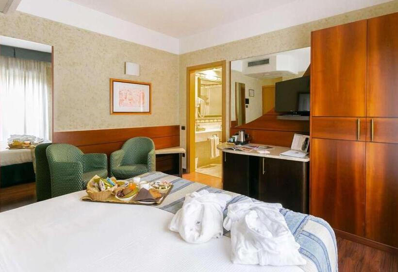 带大床的豪华间, Mirage Sure Hotel Collection By Best Western